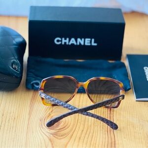 CHANEL brown tortoise shell polarized sunglasses with quilted leather arms